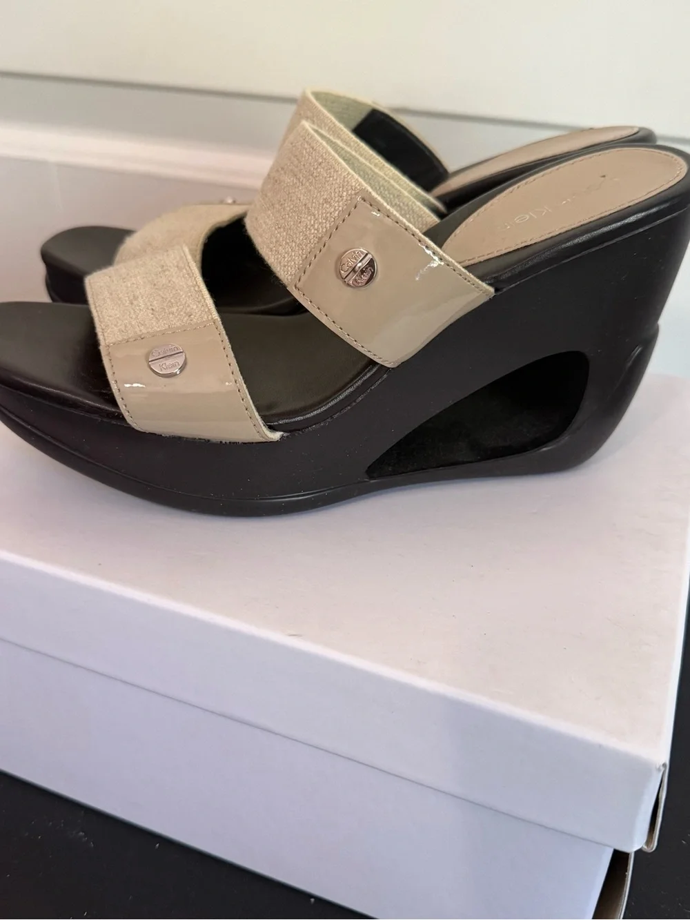 Calvin Klein Women's Yanz Wedge Sandals Size 7M